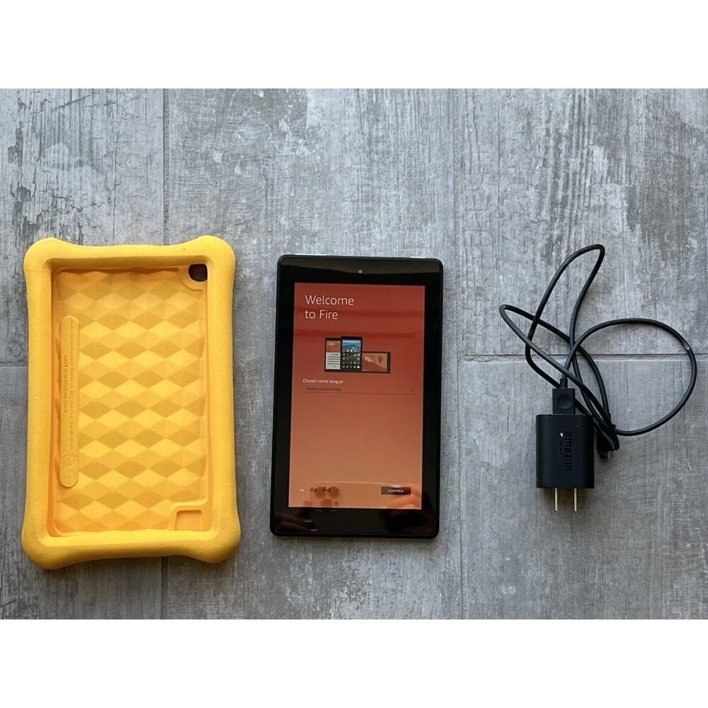 Amazon Kindle Fire 7 (7th Generation) 16GB Wi-Fi 7" SR043KL Tablet Bundle Case